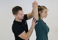 physiotherapeut-dehnt-arm